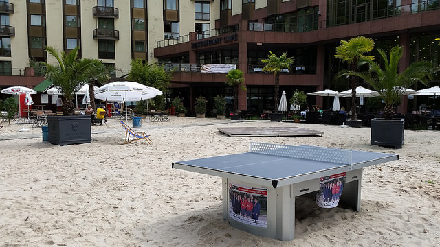 /artikel/14-15/Outdoor-TT-Tisch im Beach-Club.jpg